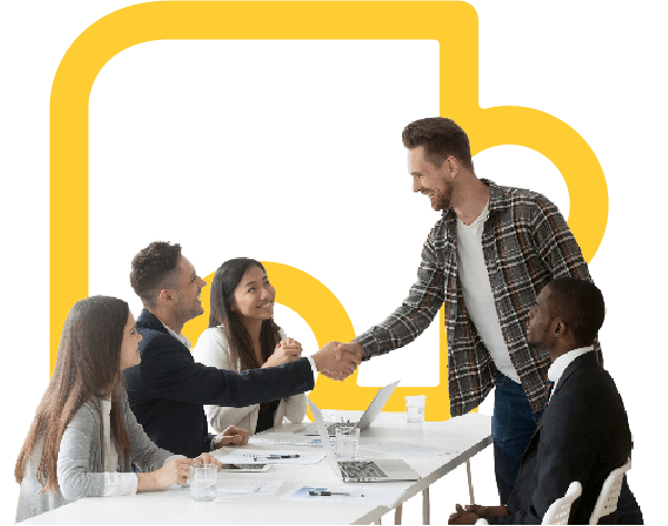 Fünf junge Erwachsene bei einem freundlichen Teammeeting mit Handschlag in modernem Büroraum