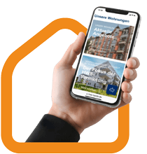 Hand hält Smartphone mit Wohnungsplattform und orangefarbenem Haussymbol im Hintergrund